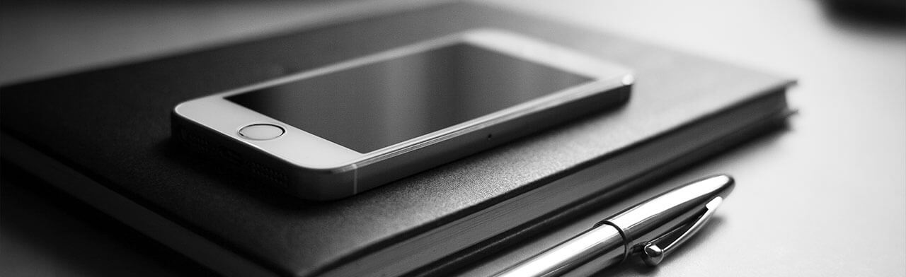 Celular encima da agenda